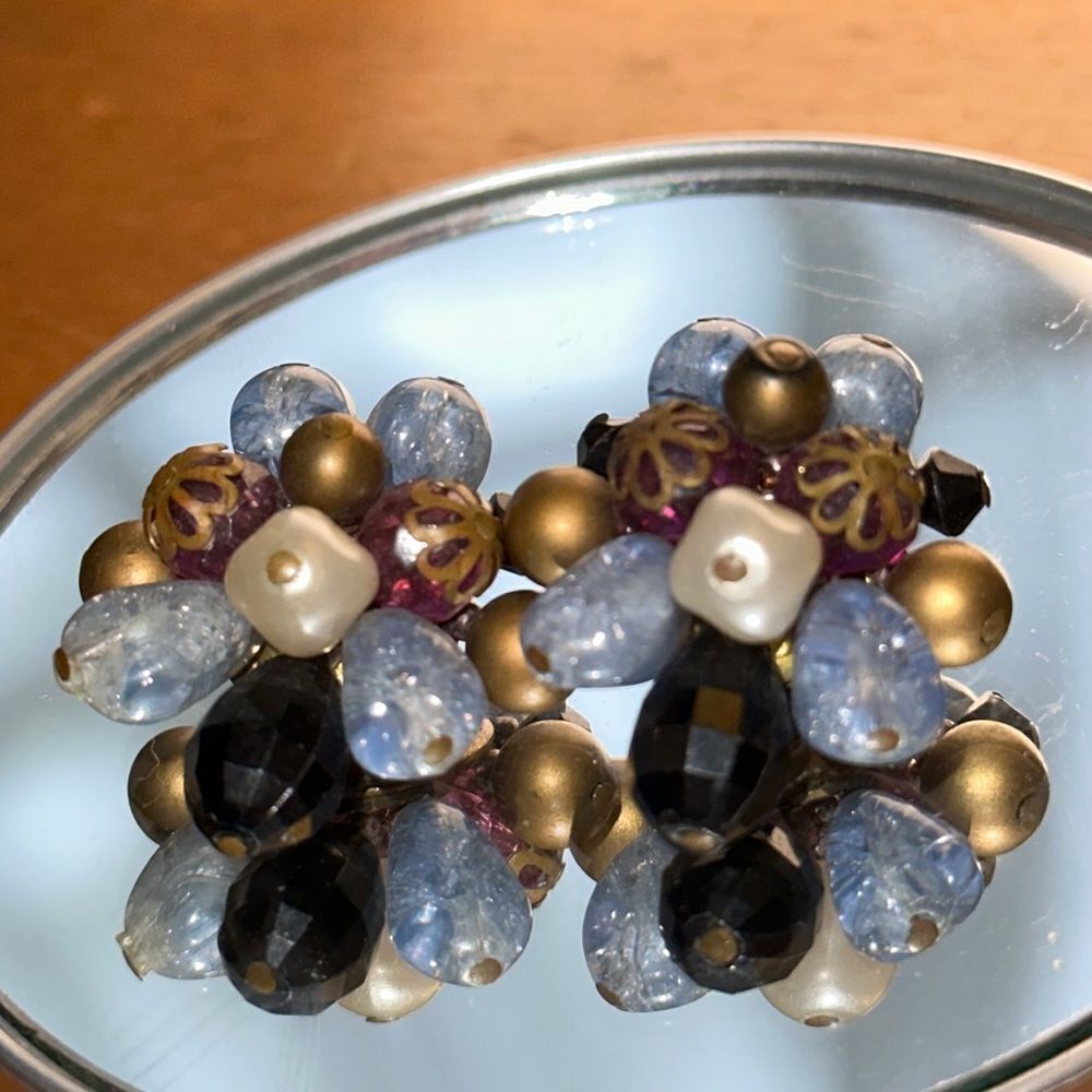 Vtg mid Century light blue, navy blue, pearl & gold beaded clip on earrings